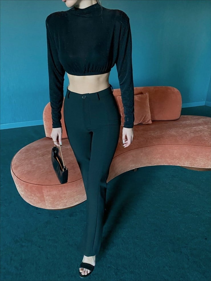 Yüksek Bel Paçası Yırtmaçlı  Berthe Kadın Siyah Pantolon 22K000473