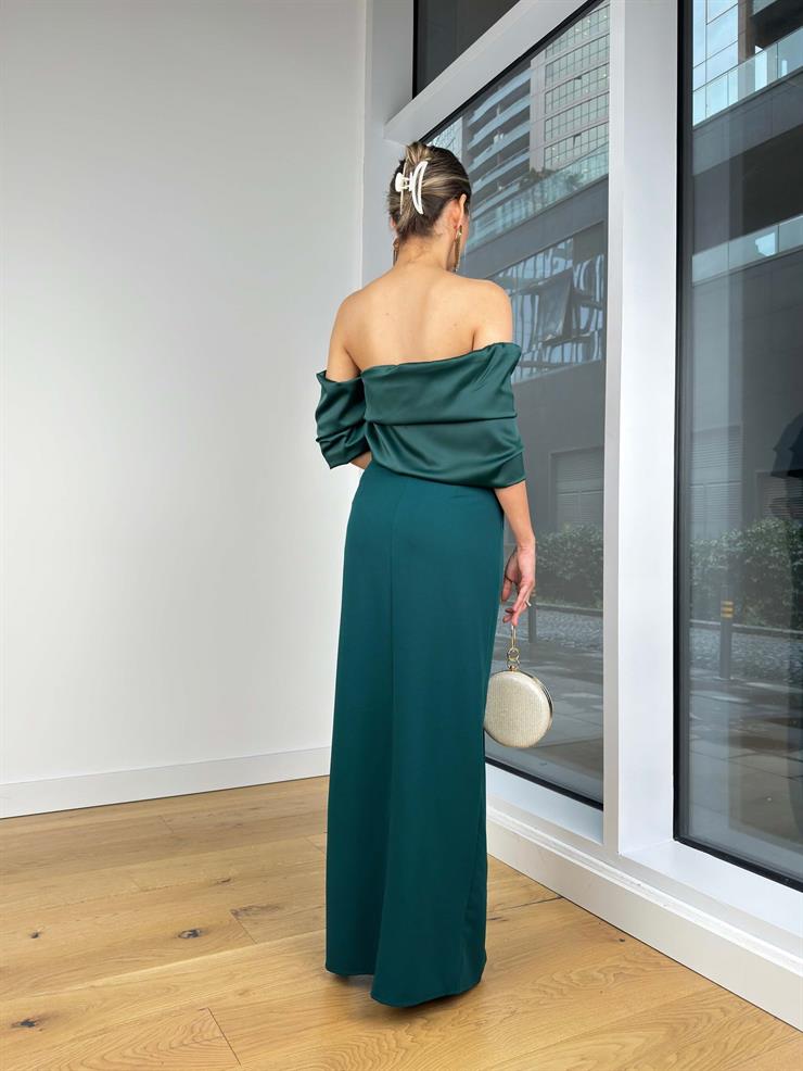 Düşük  Omuz Üst Kısmı Saten Eteği Yırtmaçlı Zidane Zümrüt Kadın Elbise 25K406