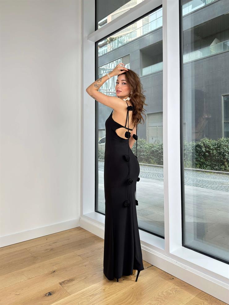 V Yaka İnce Askılı Gül Detaylı Sırt Dekolteli Zulu Kadın Siyah Maxi Elbise 24Y316