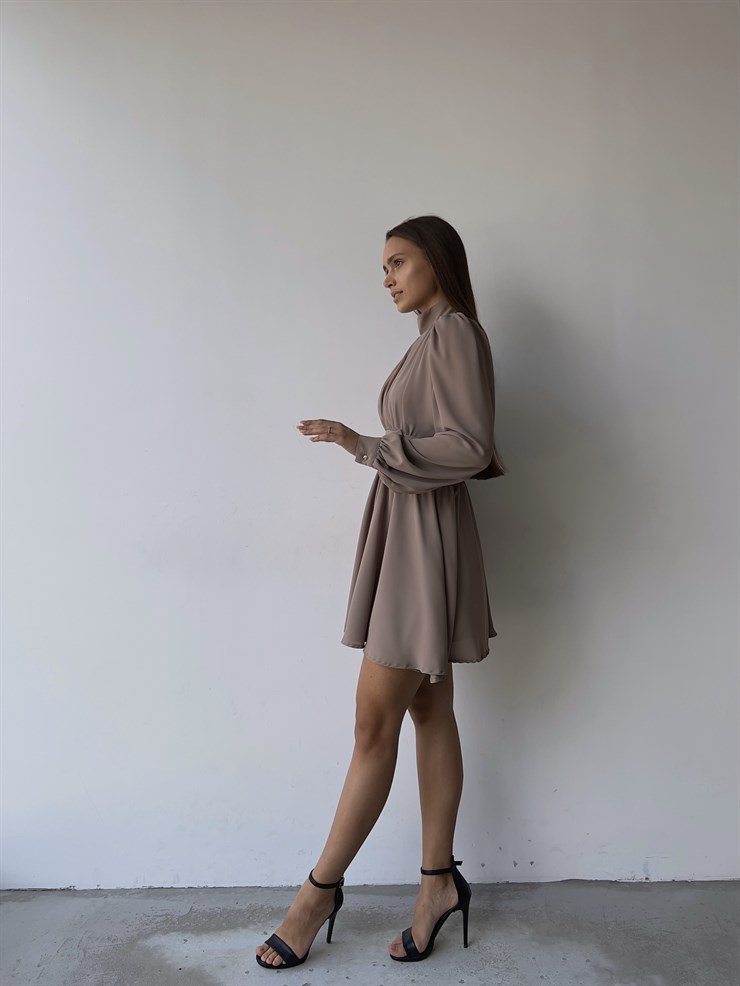 Boğazlı Derin V Yaka Düğmeli Kol Belden Oturtmalı Eteği Volanlı Ivon Kadın Vizon Mini Elbise 23K000029