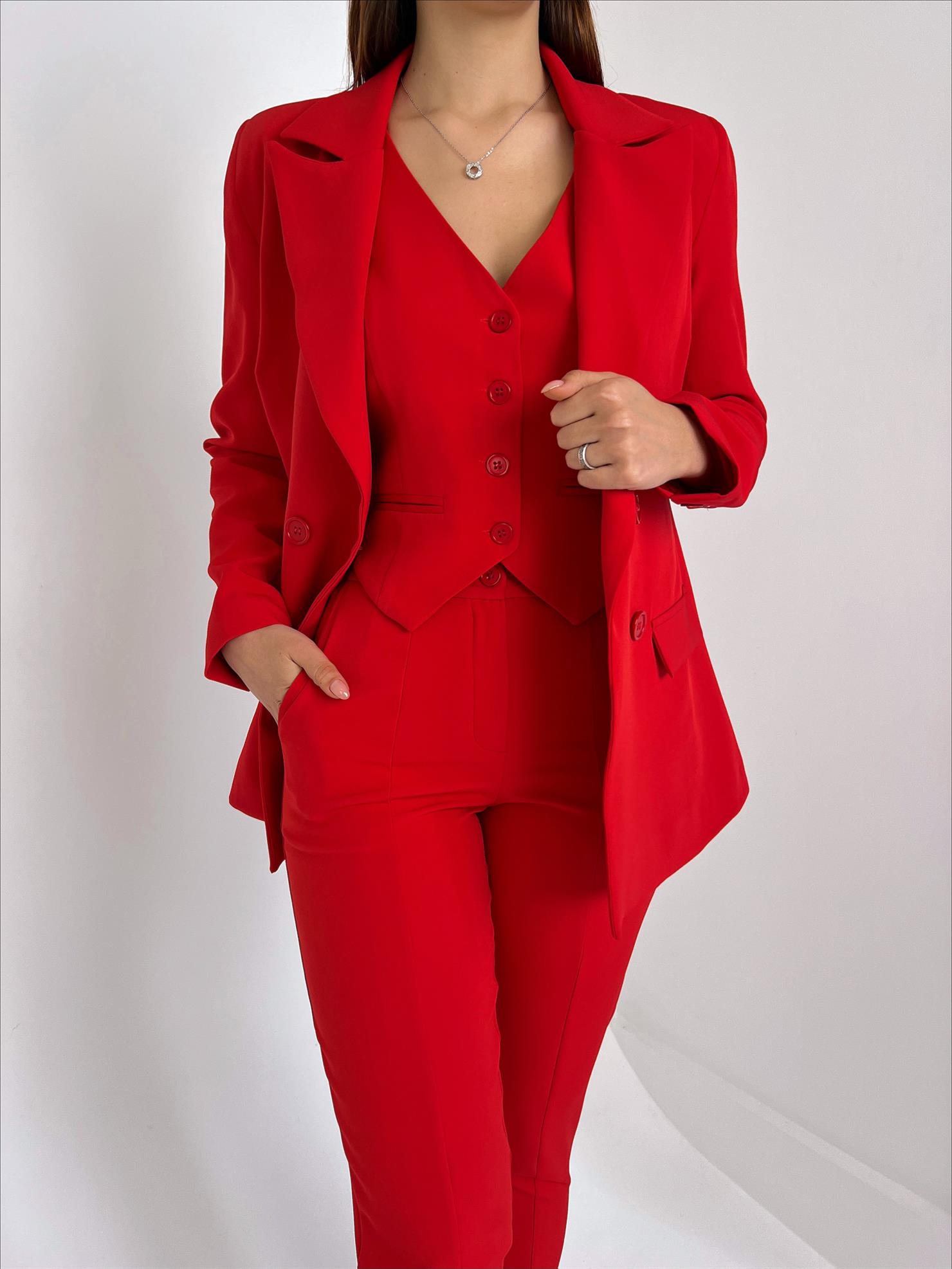 Düğmeli Blazer Ceket Önü Düğme Kapamalı Yelek Yüksek Bel Paçası Yırtmaçlı  Pantolon Paola Kadın Kırmızı Üçlü Takım 23Y000024