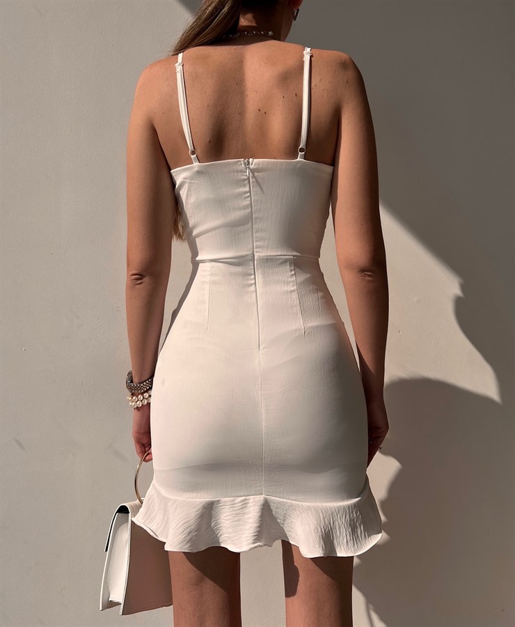 Derin Kruvaze Yaka Eteği Fırfırlı Yesenia Kadın Beyaz Mini Elbise 22Y000086