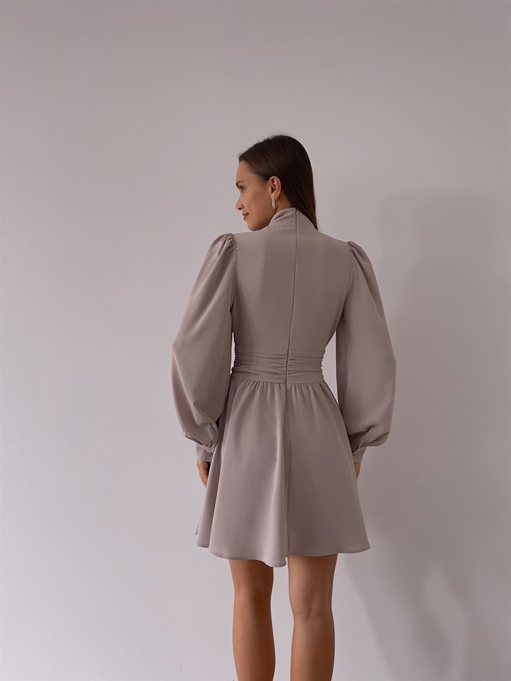 Boğazlı Derin V Yaka Düğmeli Kol Belden Oturtmalı Eteği Volanlı Ivon Kadın Taş Mini Elbise 23K000029