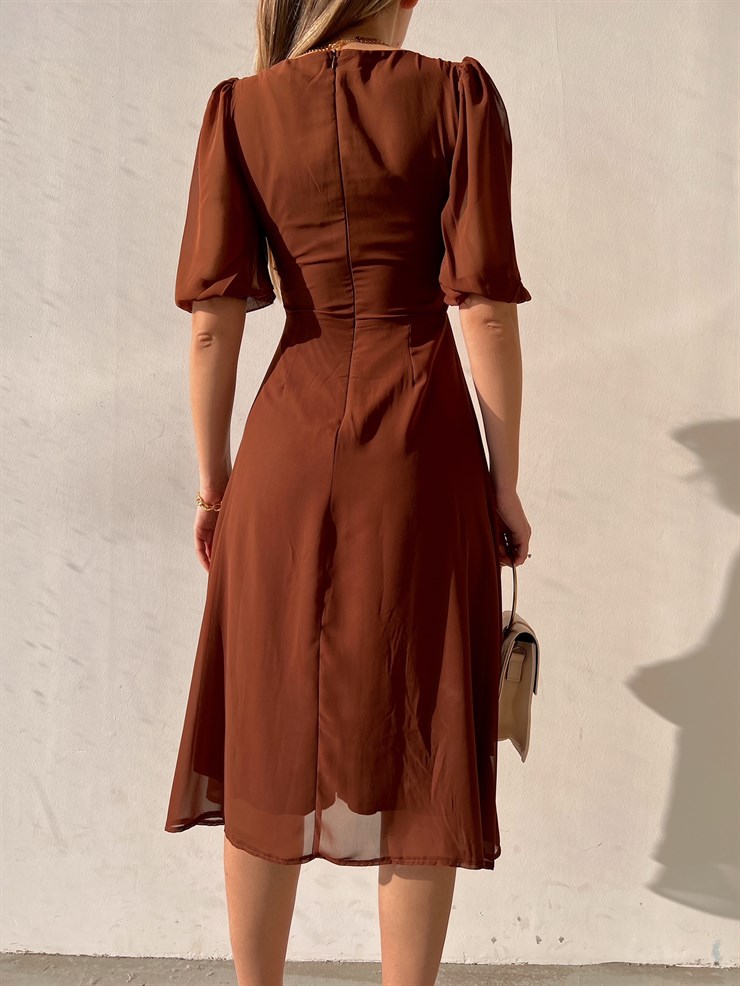 Midi Göğüs Kruvaze İnce Tül Detay Yırtmaçlı Annabel Kadın Kahverengi Elbise 22Y000017
