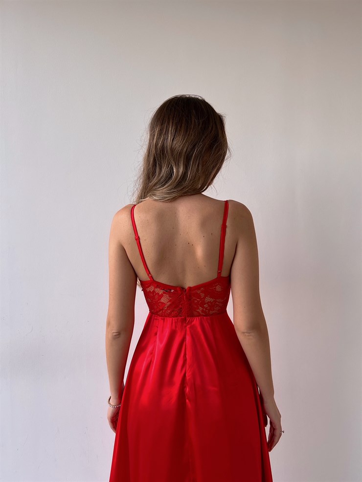 Yırtmaçlı Göğüs Kuplu İnce Askılı Astrid Kadın Kırmızı Saten Elbise 22Y000036
