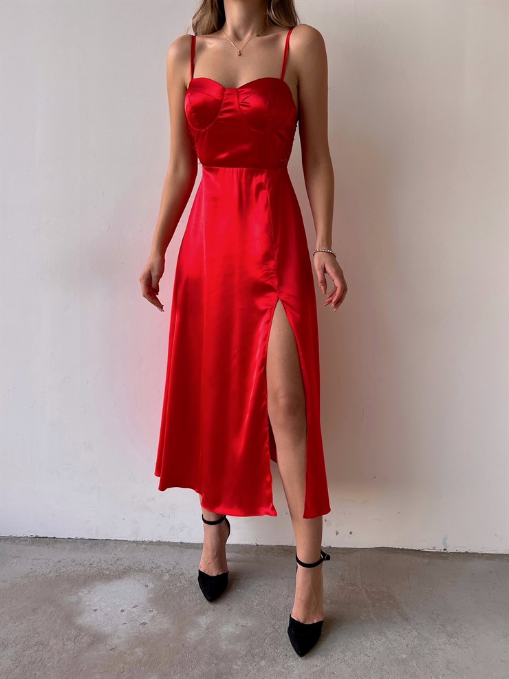 Yırtmaçlı Göğüs Kuplu İnce Askılı Astrid Kadın Kırmızı Saten Elbise 22Y000036