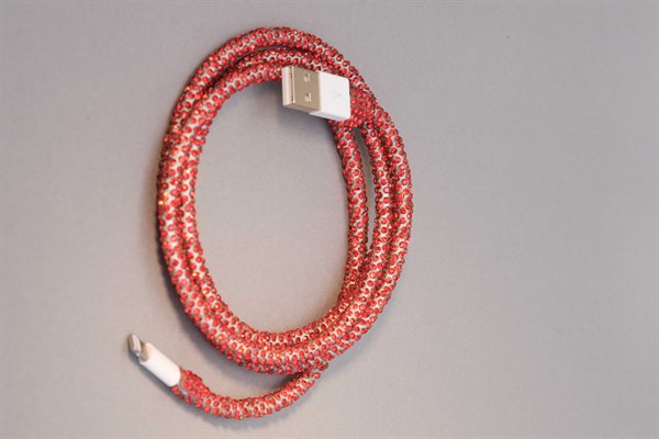 Kırmızı Swarovski Apple şarj kablosu