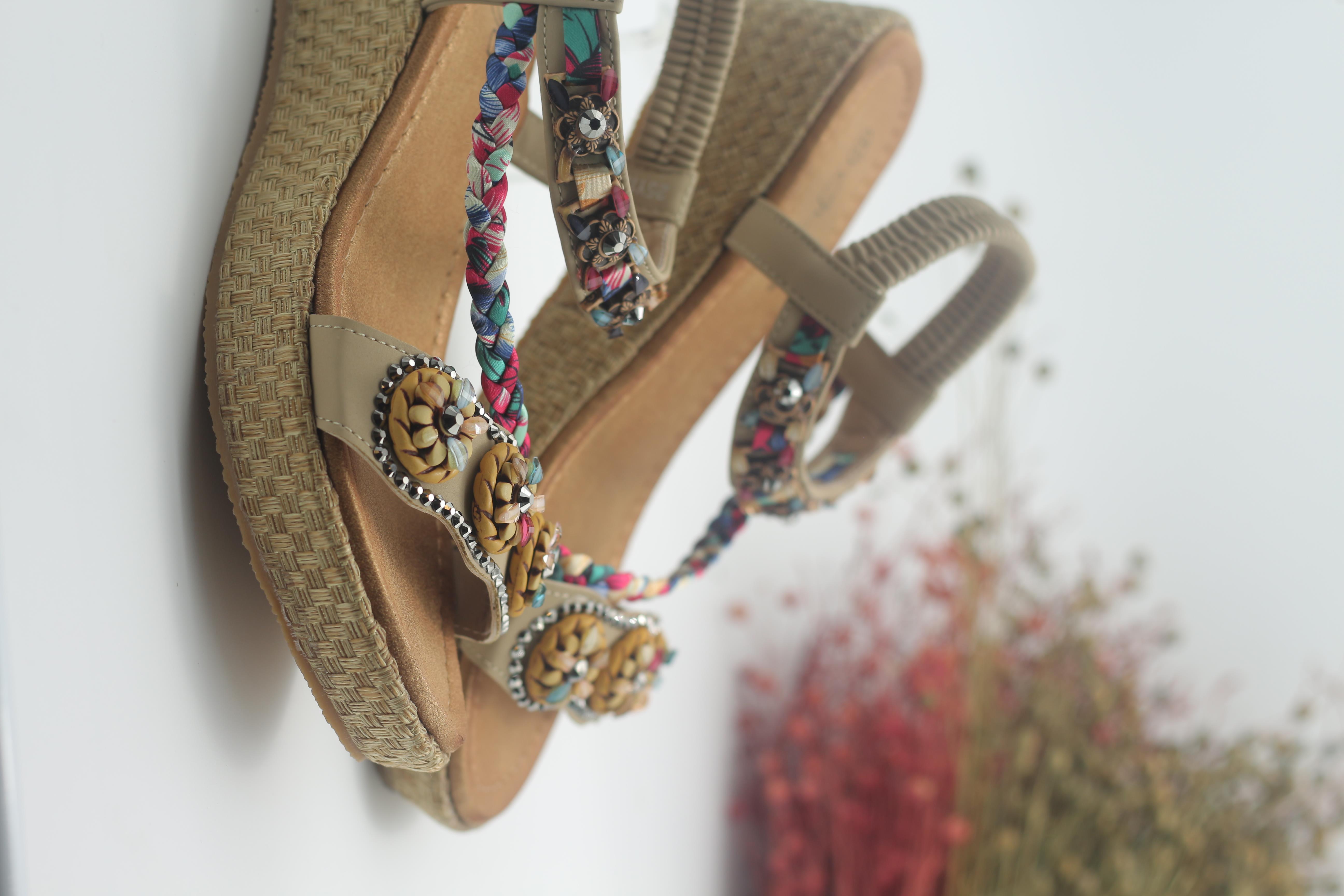 MASİSMASİS ROSİMO CAMEL BONCUKLU SANDALET