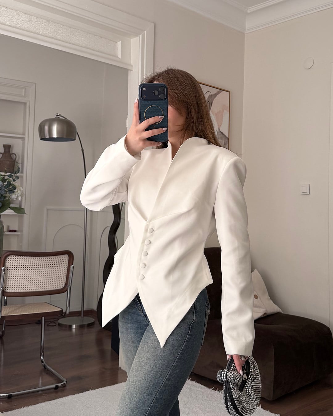 Asimetrik Kesim Kuşaklı Beyaz Blazer Ceket