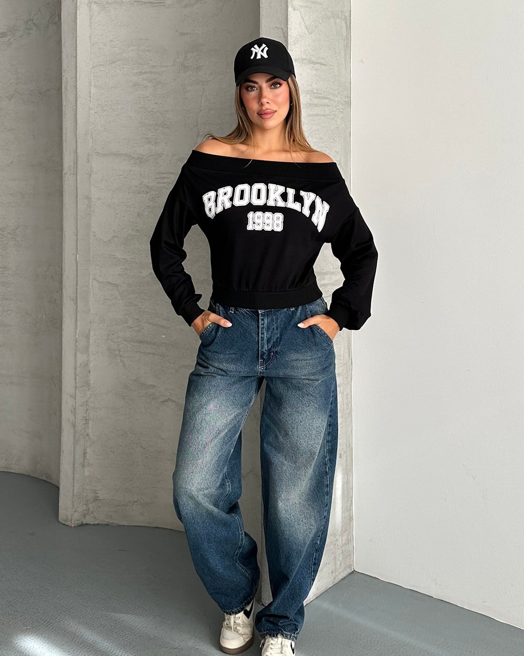 Brooklyn 1998 Baskılı Kayık Yaka Siyah Bluz