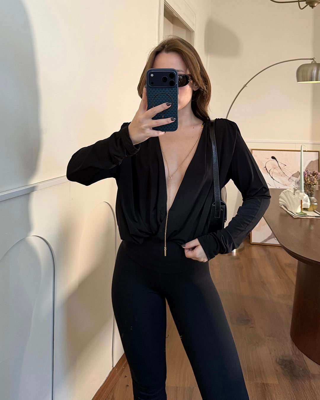 Derin Dekolteli Vatkalı Siyah Bluz