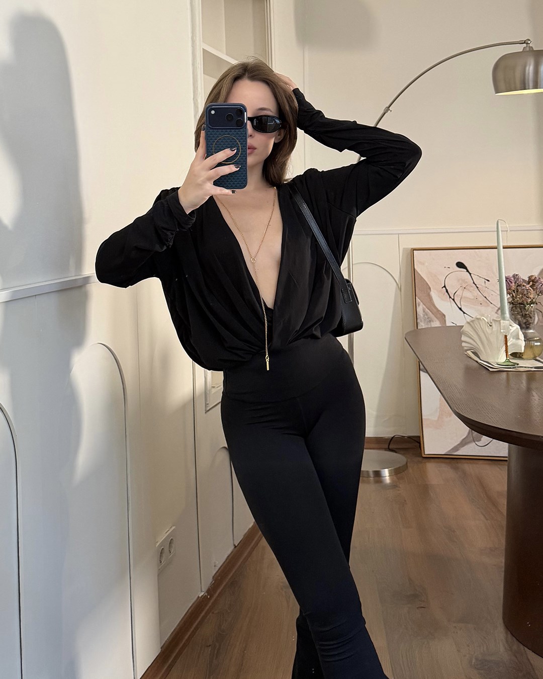 Derin Dekolteli Vatkalı Siyah Bluz