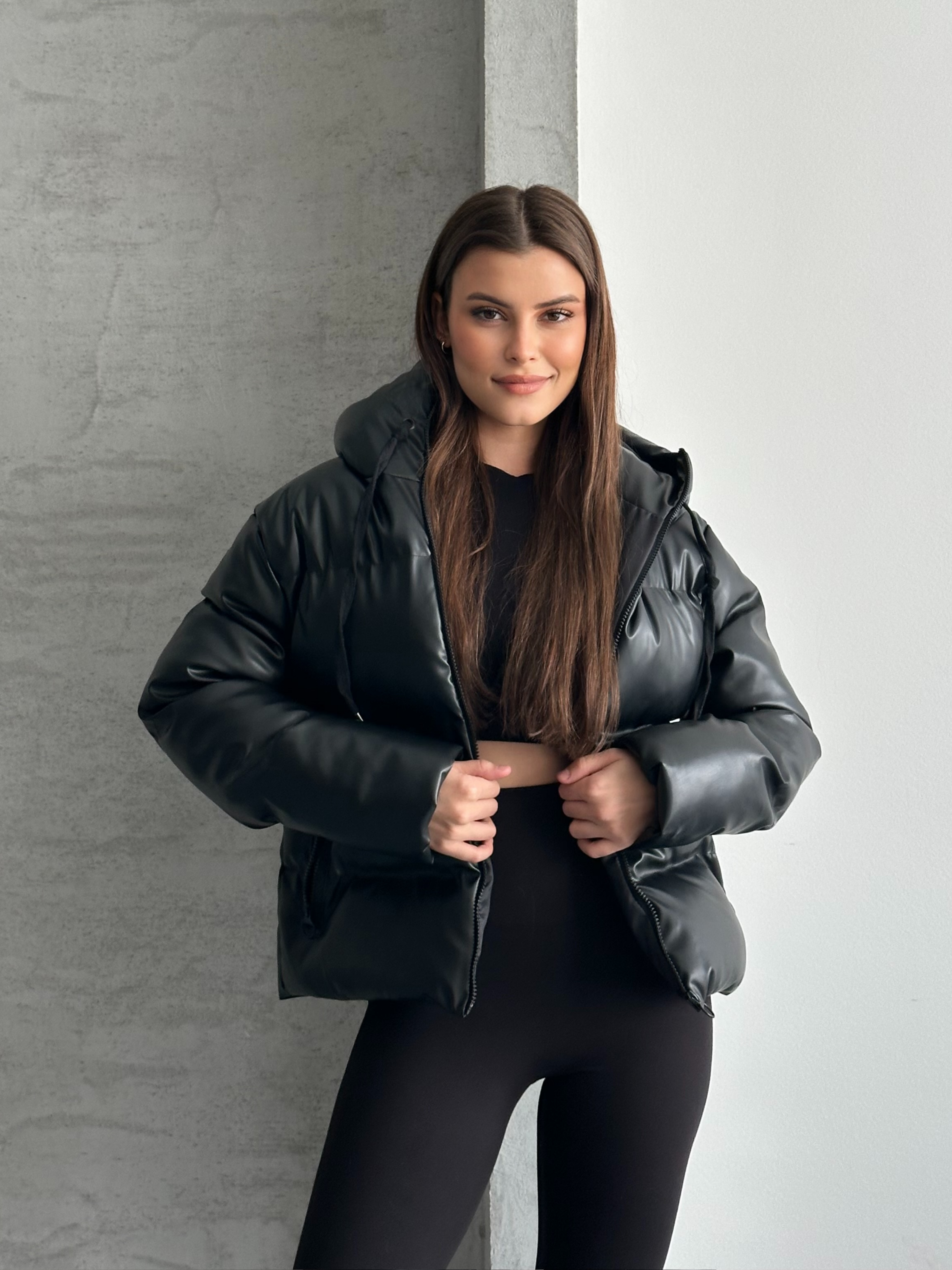 Kapüşonlu Siyah Deri Şişme Mont