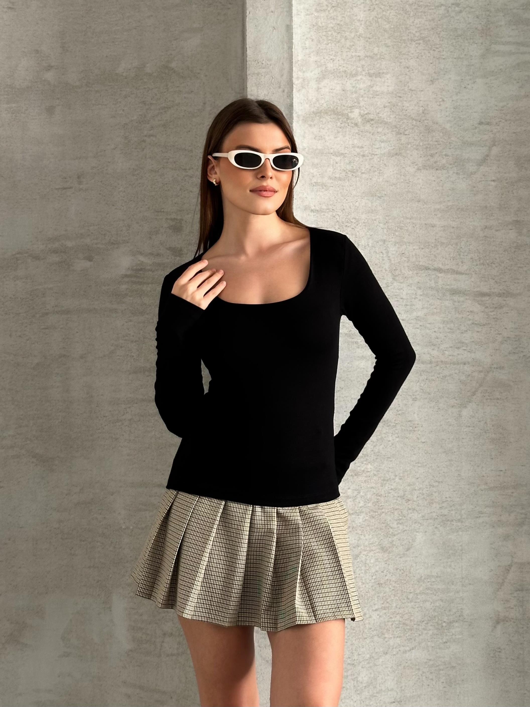 Kare Yaka Siyah Bluz