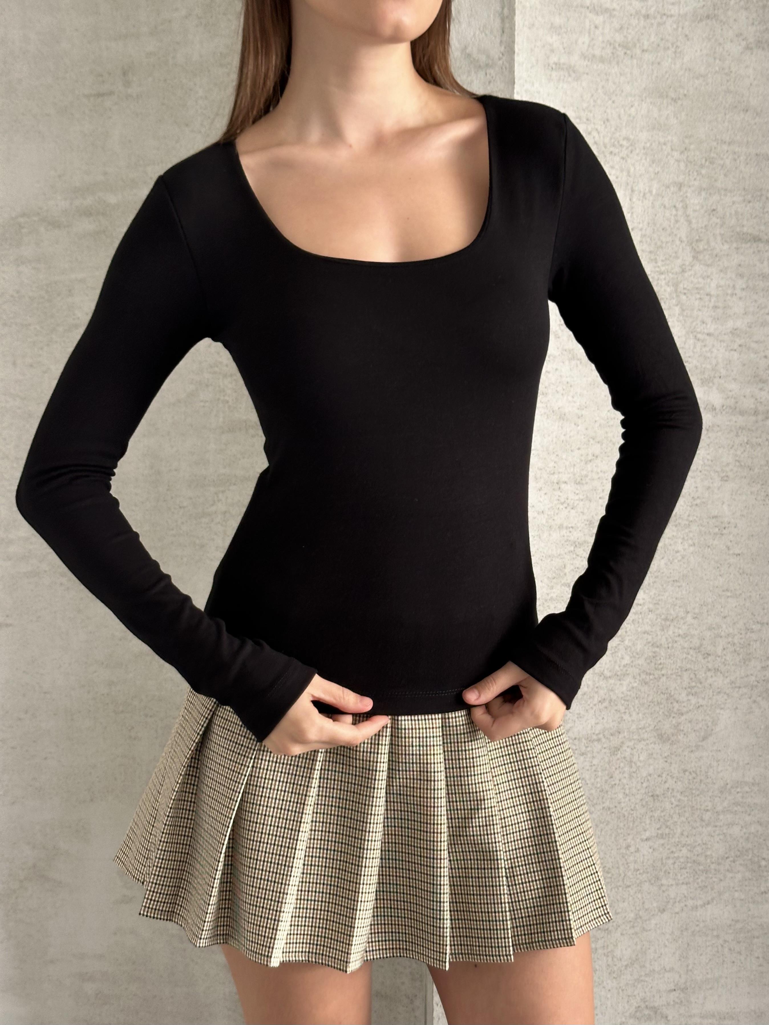 Kare Yaka Siyah Bluz