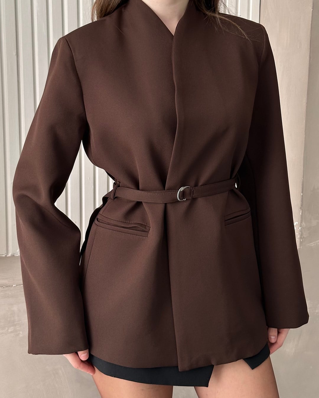 Yakasız Kemerli Kahverengi Blazer Ceket
