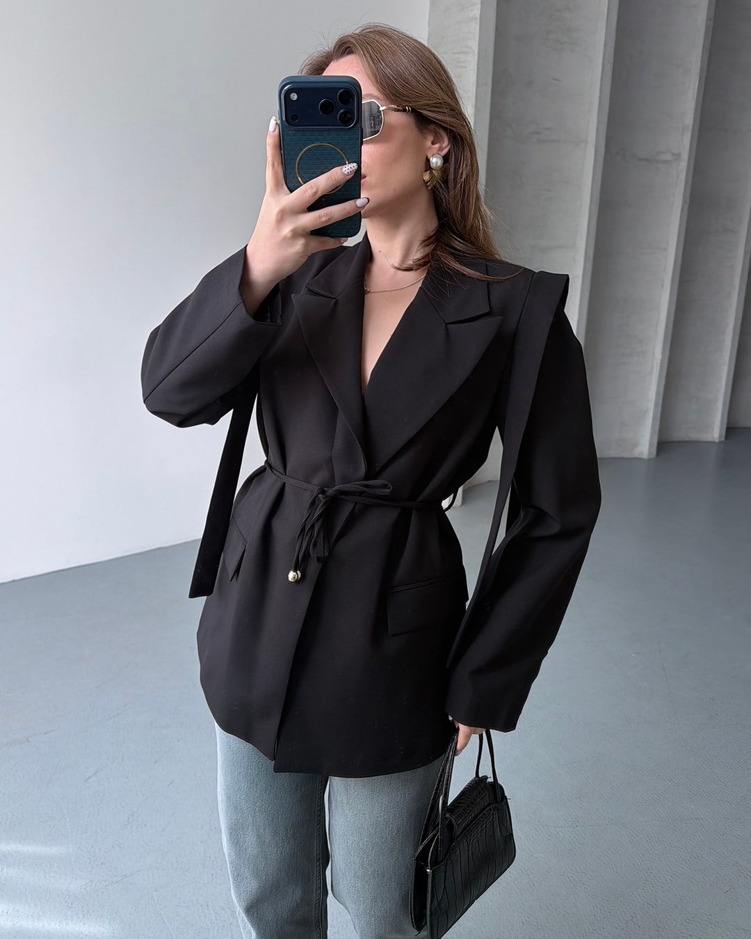 Omuz Detaylı Belden Kuşaklı Siyah Blazer Ceket