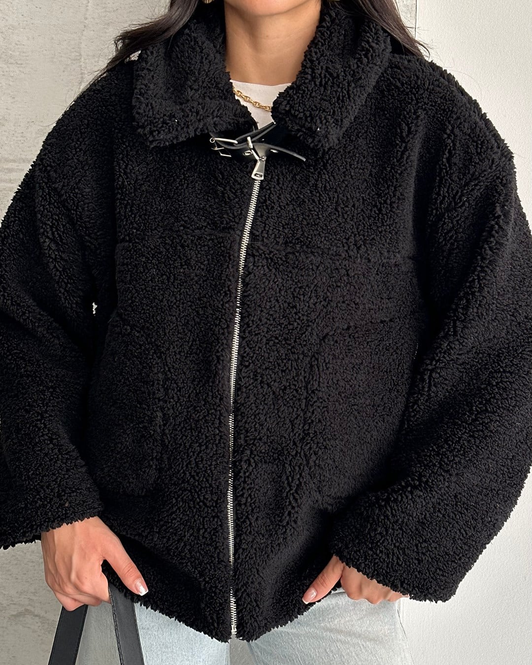 Oval Cepli Siyah Peluş Ceket