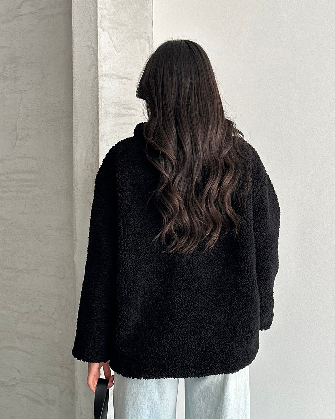 Oval Cepli Siyah Peluş Ceket
