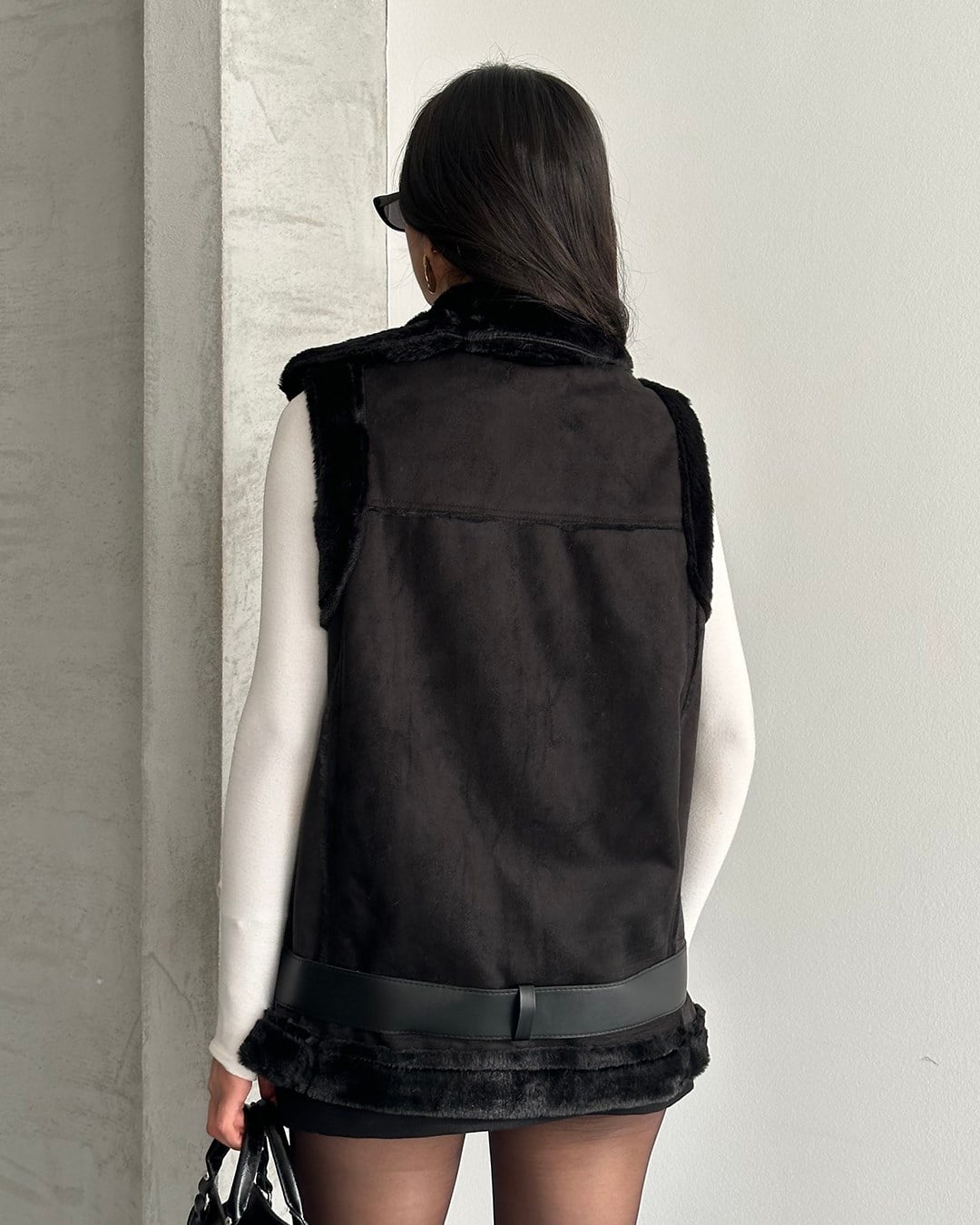 Peluş Astarlı Kemerli Oversize Siyah Süet Yelek