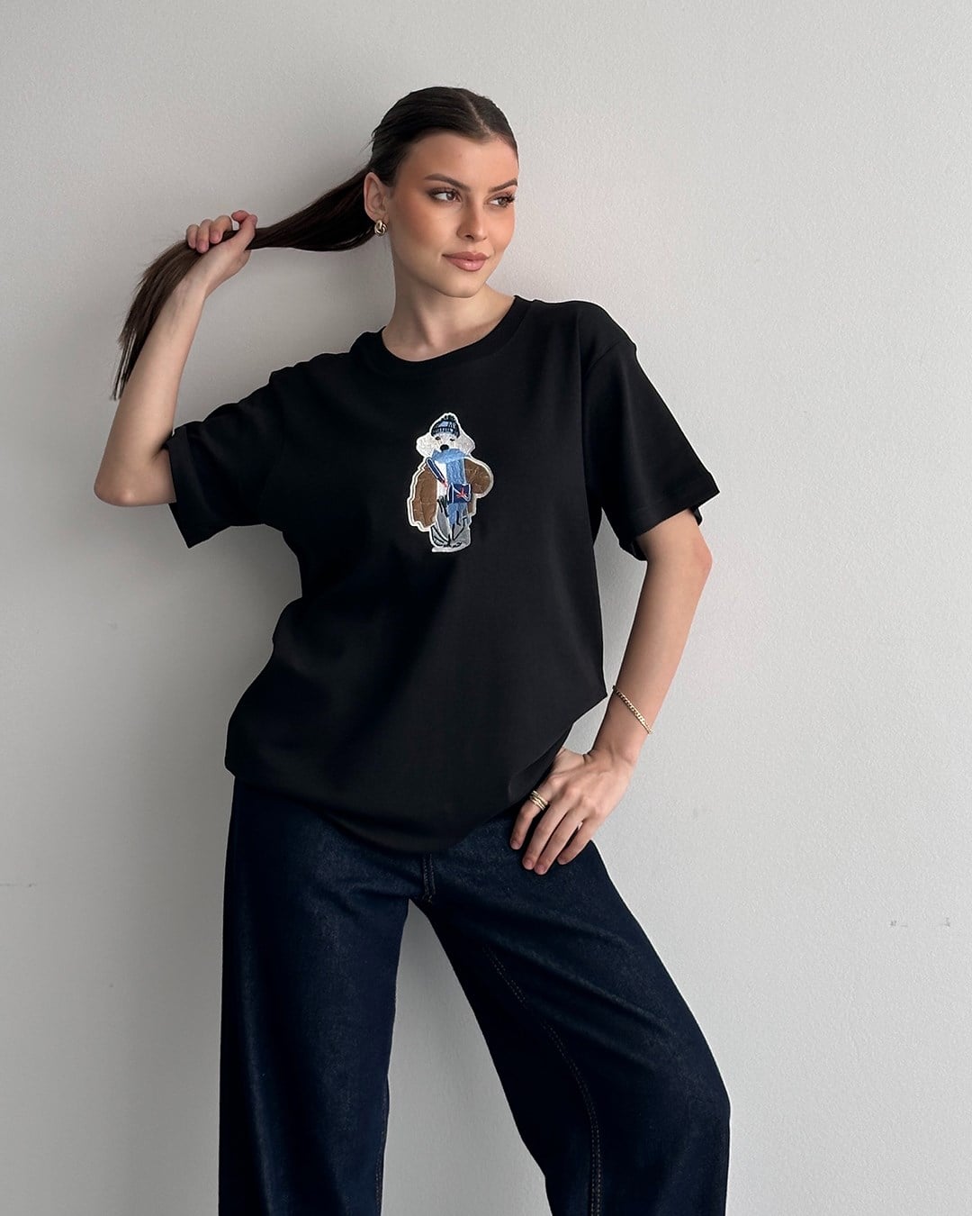 Siyah Nakış Detaylı Tişört