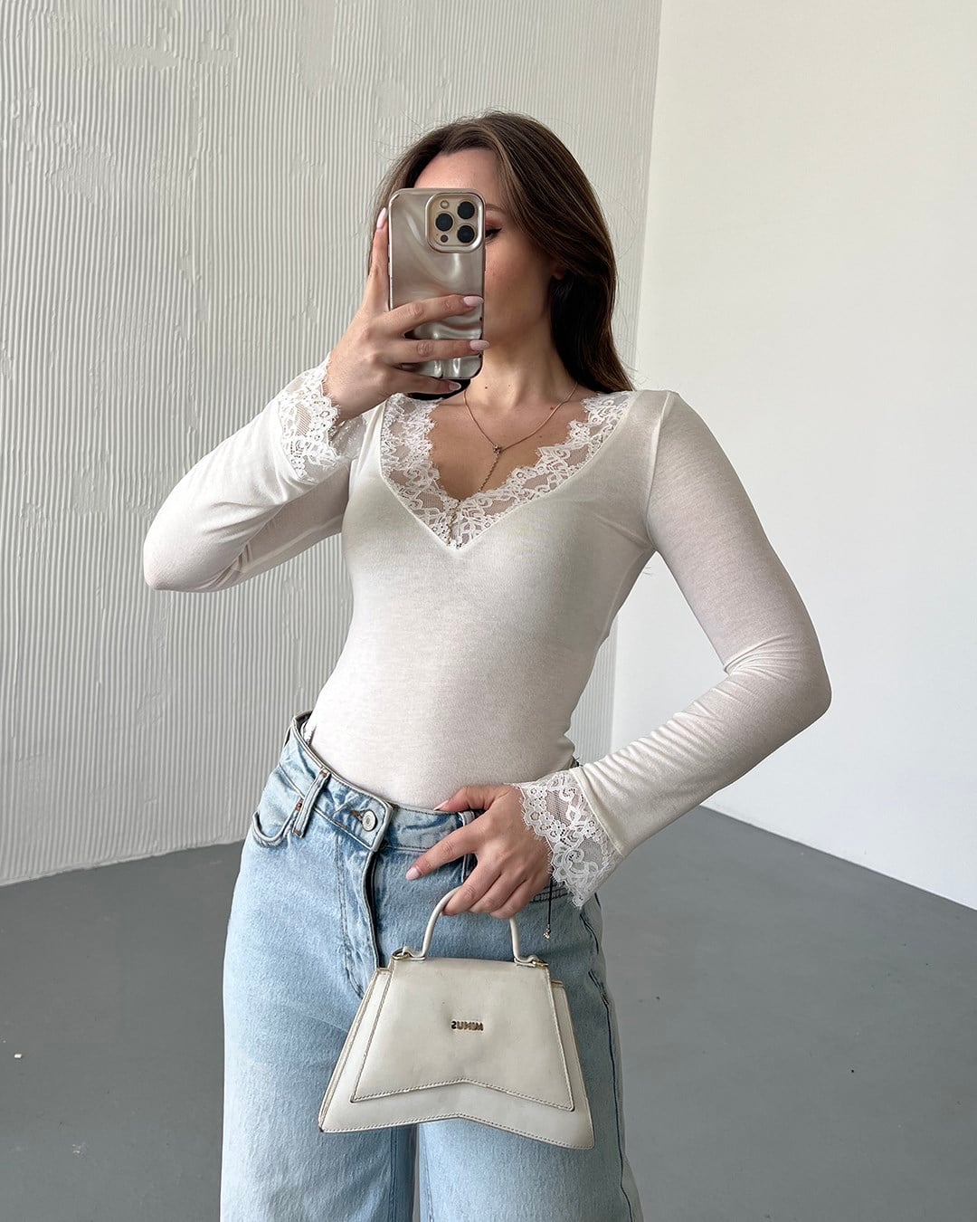 Dantel Detaylı V Yaka Beyaz Body