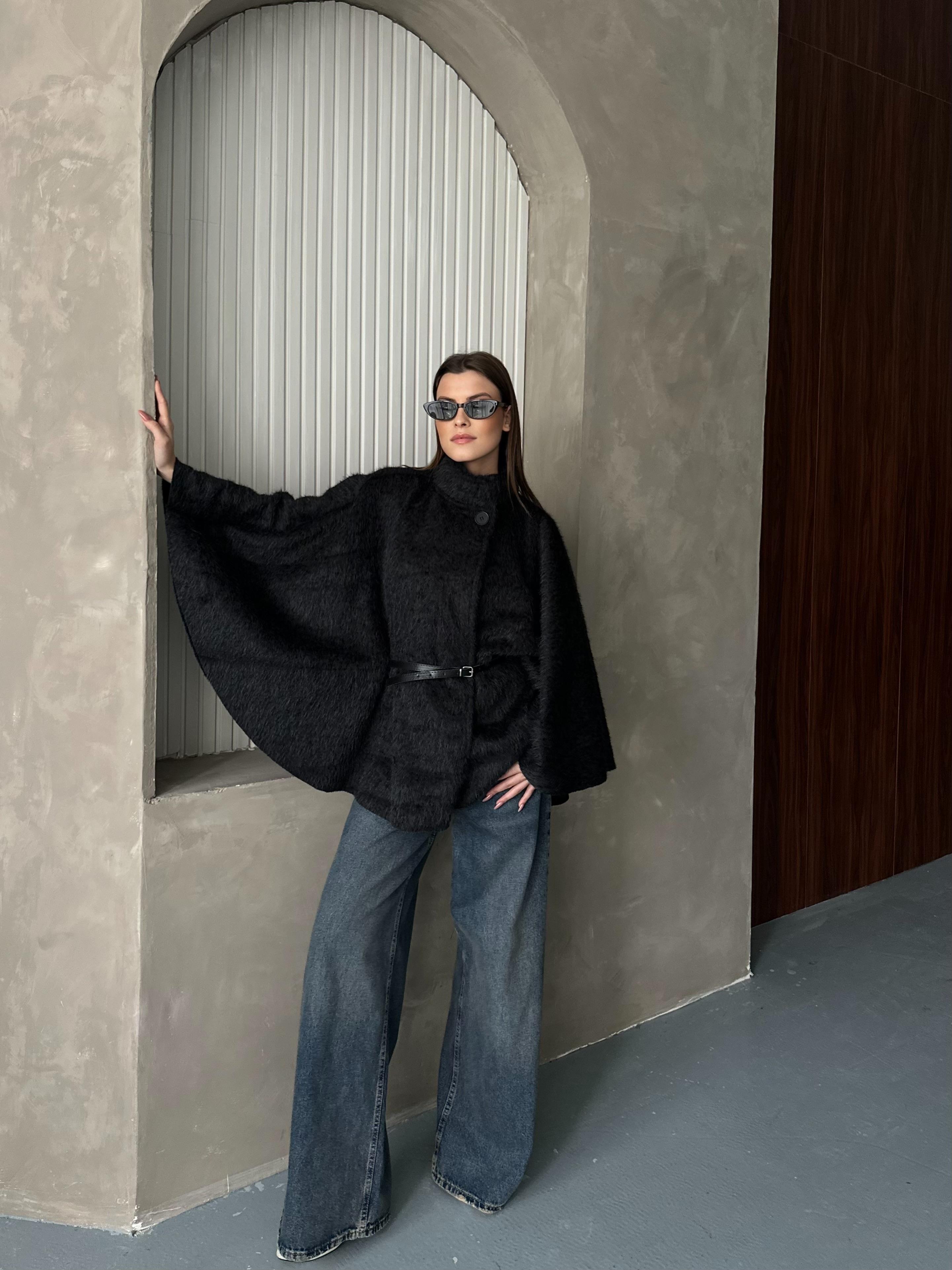 Yüksek Yakalı Modern Siyah Panço