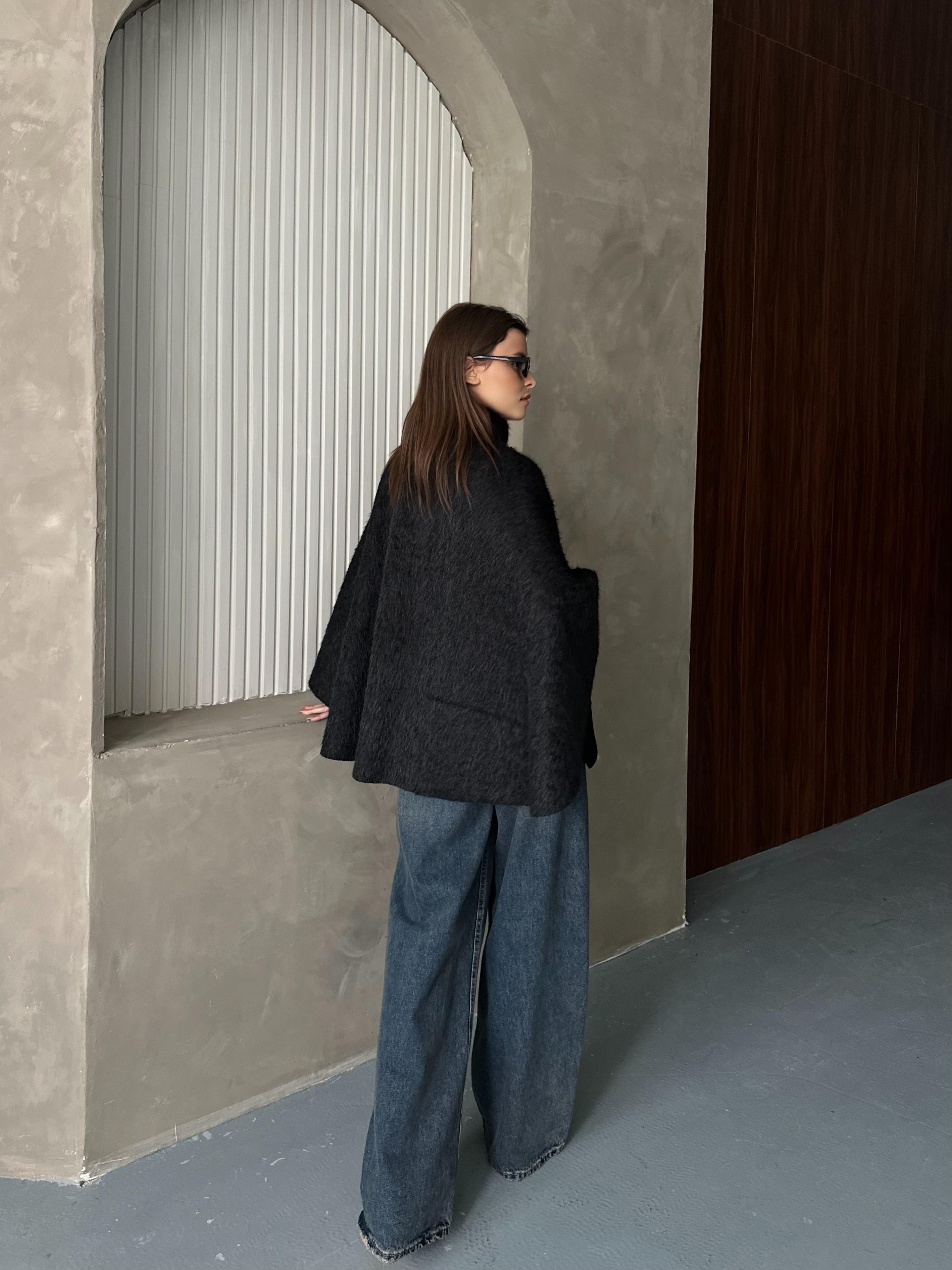 Yüksek Yakalı Modern Siyah Panço