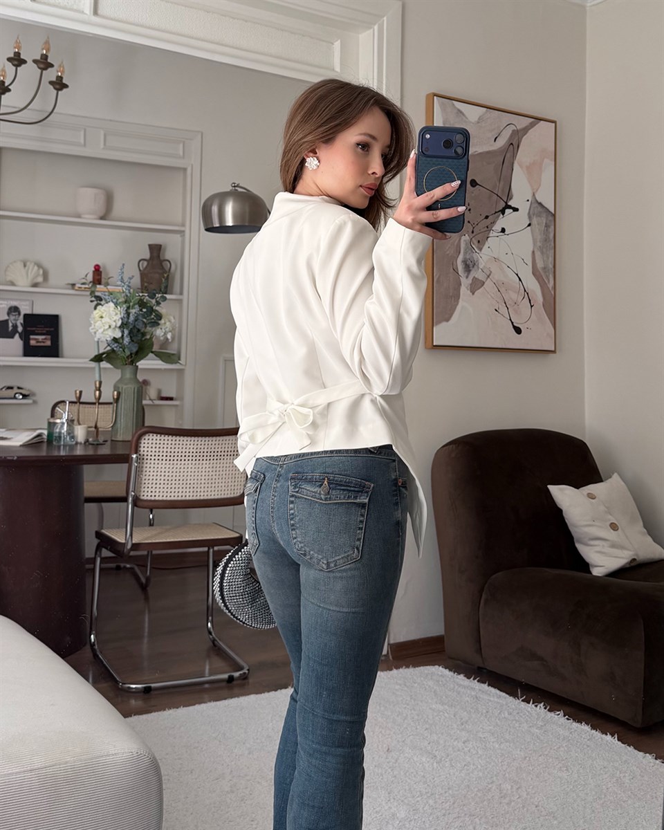 Asimetrik Kesim Kuşaklı Beyaz Blazer Ceket