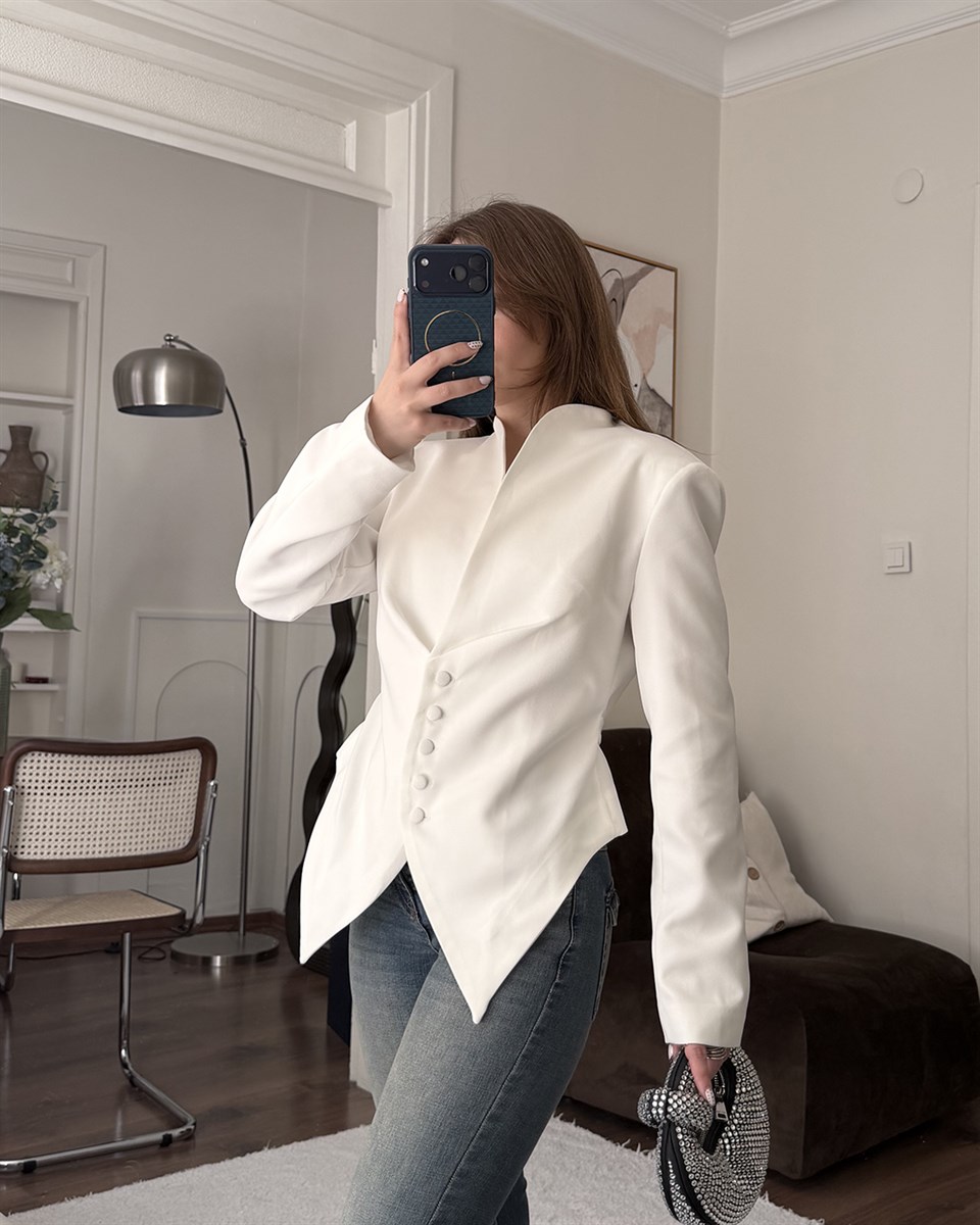 Asimetrik Kesim Kuşaklı Beyaz Blazer Ceket