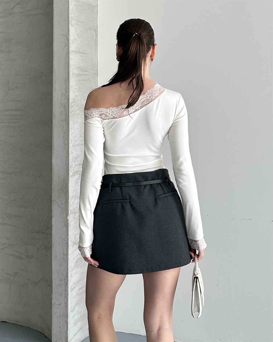 Asimetrik Yaka Beyaz Dantelli Bluz