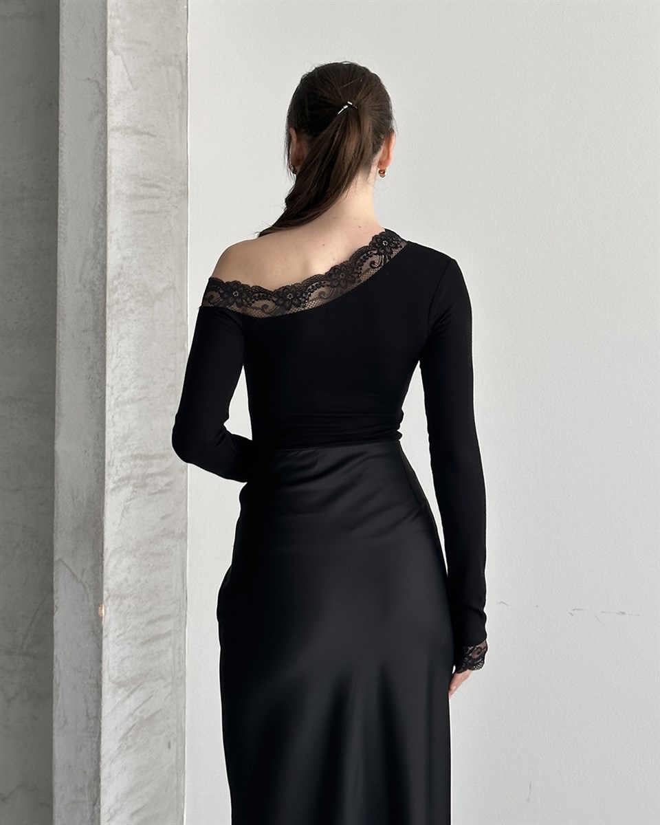 Asimetrik Yaka Siyah Dantelli Bluz