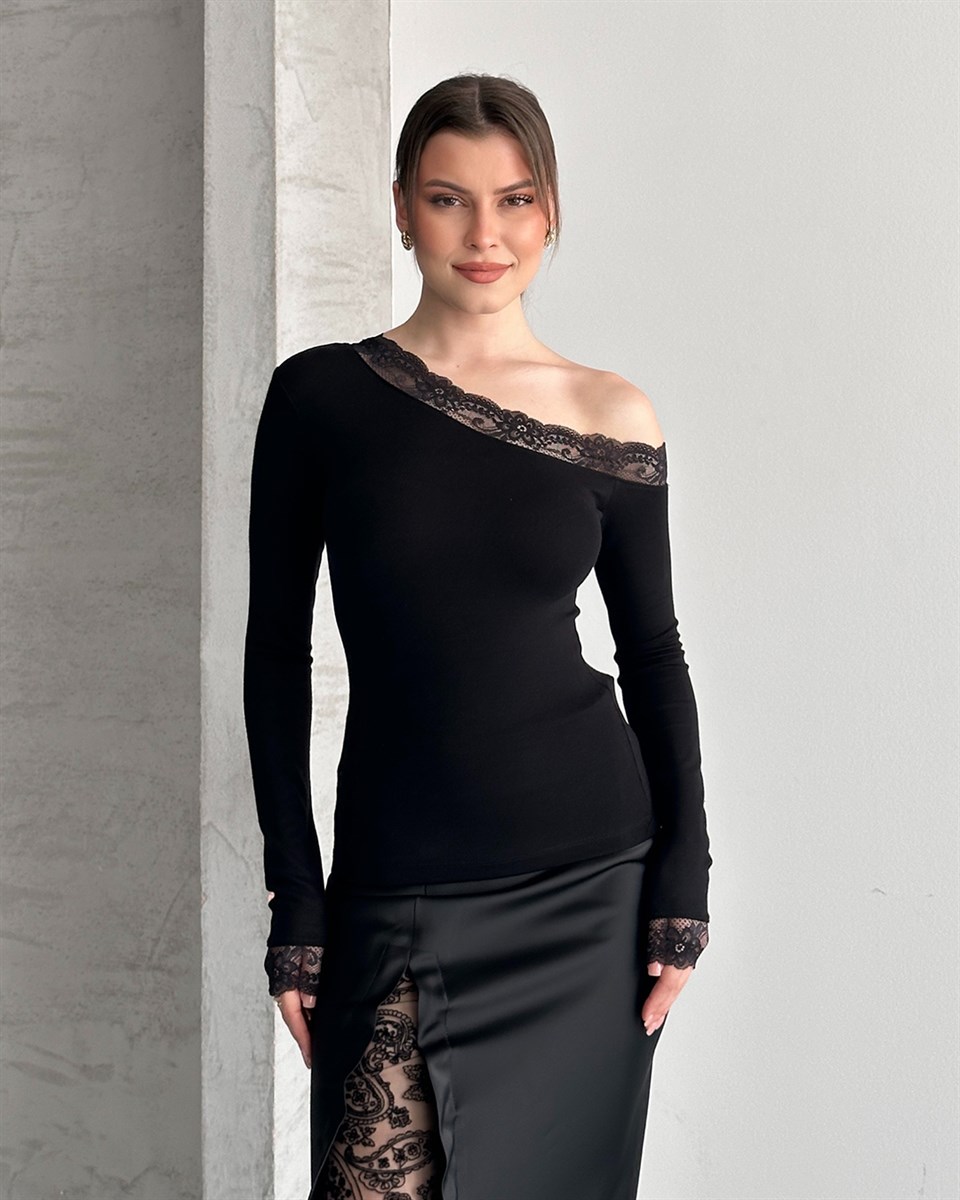 Asimetrik Yaka Siyah Dantelli Bluz