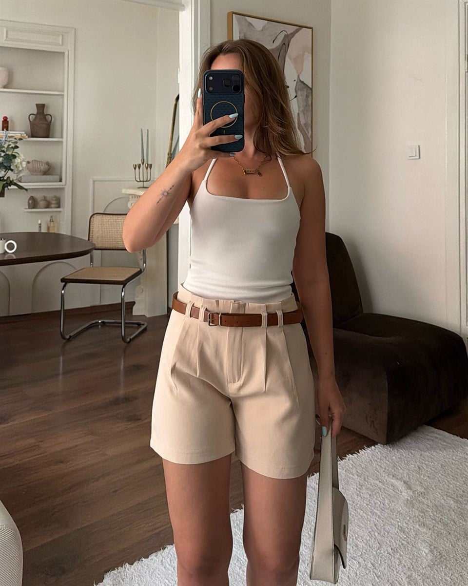Bej Kemer Detaylı Şort