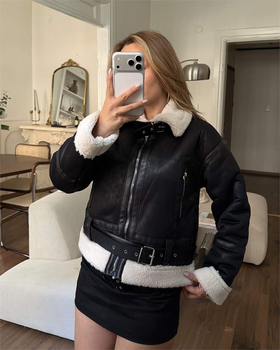Bej Peluşlu Kemerli Peluş Astarlı Crop Siyah Ceket