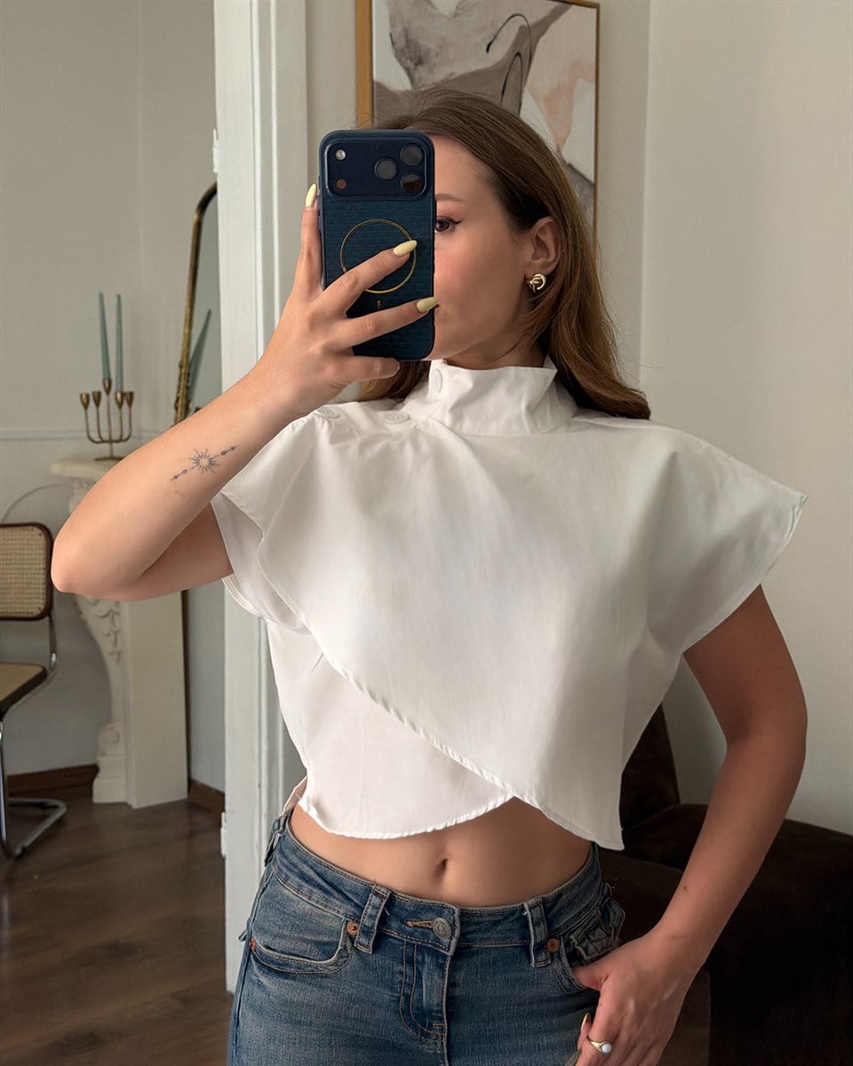 Beyaz Düğme Detaylı Crop Bluz