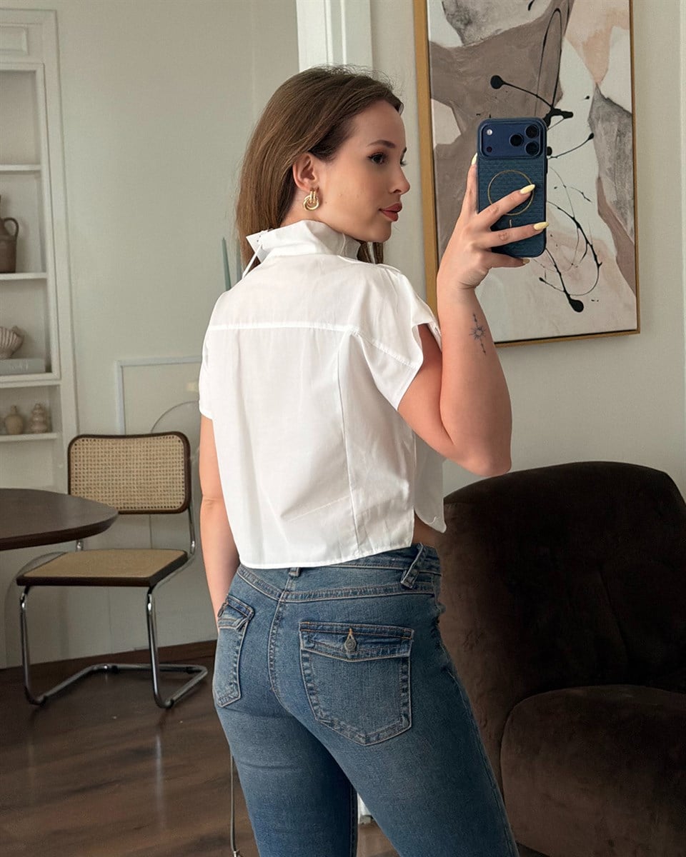 Beyaz Düğme Detaylı Crop Bluz