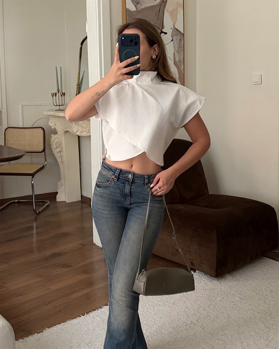 Beyaz Düğme Detaylı Crop Bluz