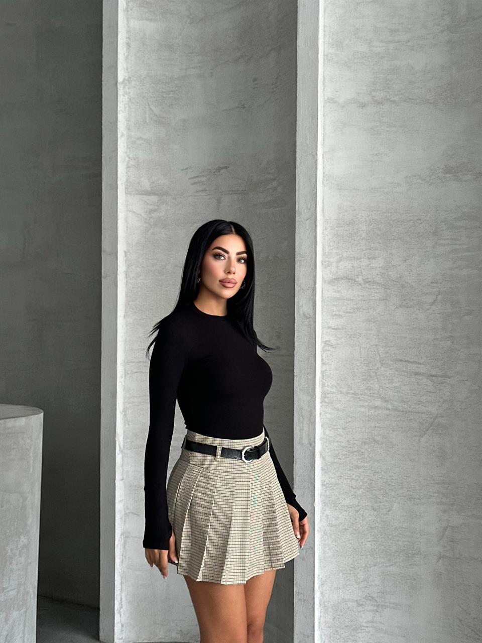 Bisiklet Yaka Parmak Geçmeli Siyah Bluz