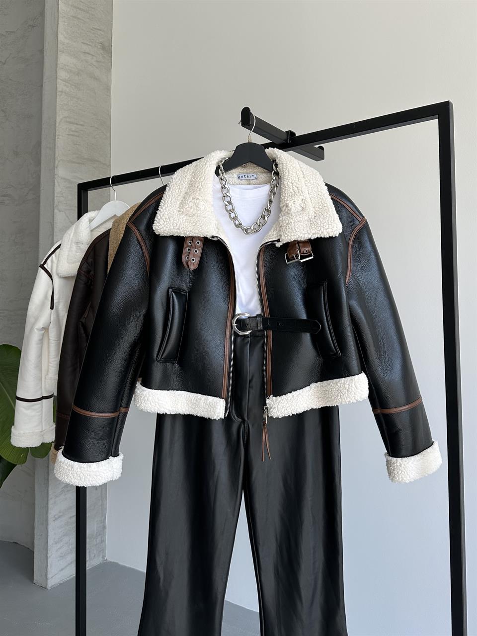 Biyeli Kürk Detaylı Siyah Deri Ceket