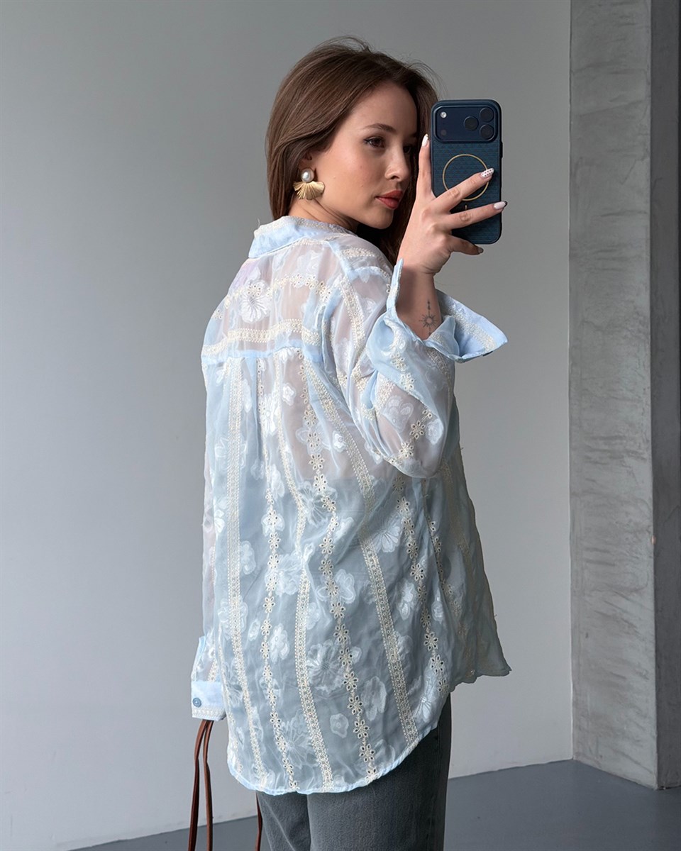 Çiçek Nakışlı Transparan Mavi Gömlek