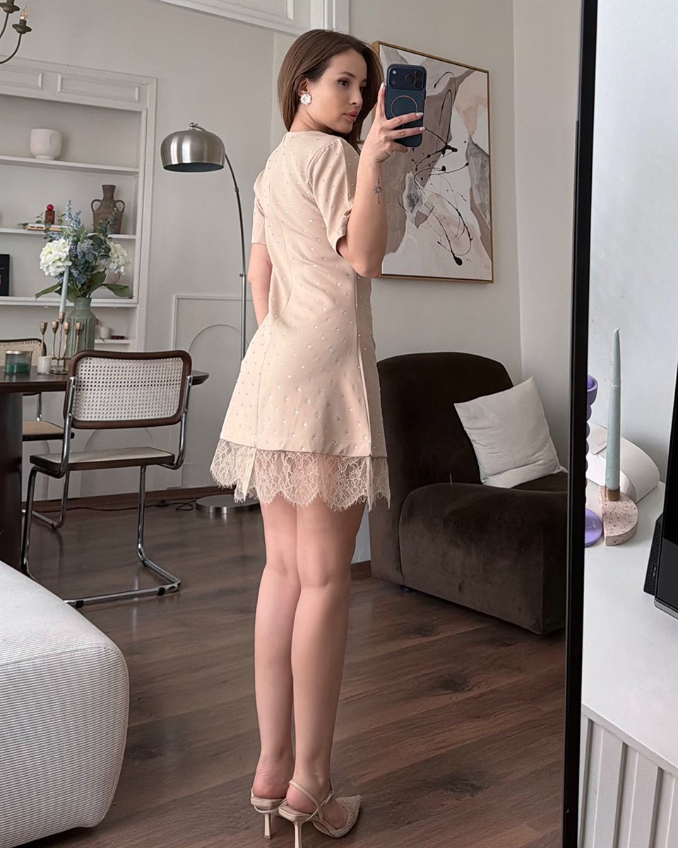 Dantelli Bej Taşlı Elbise