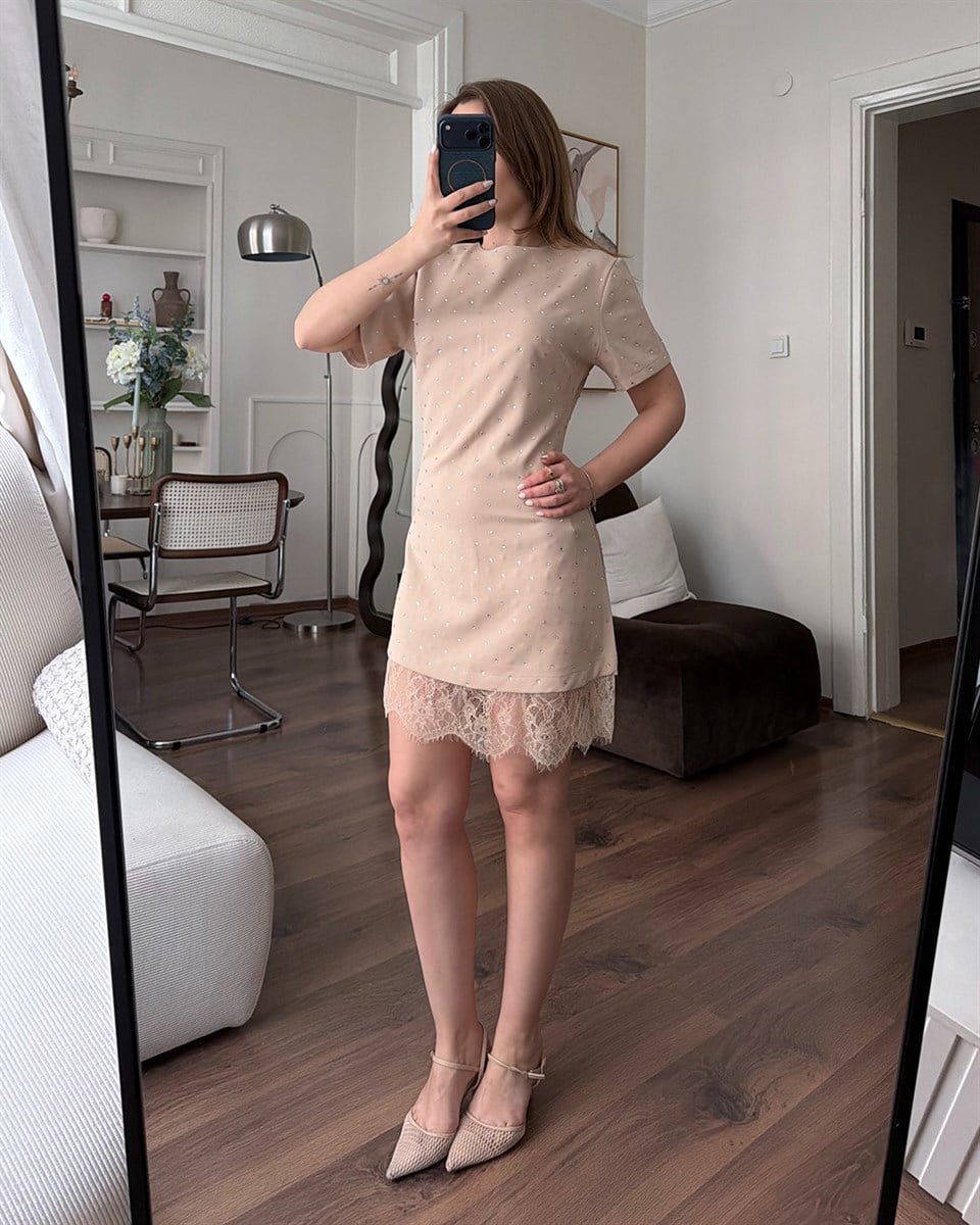 Dantelli Bej Taşlı Elbise