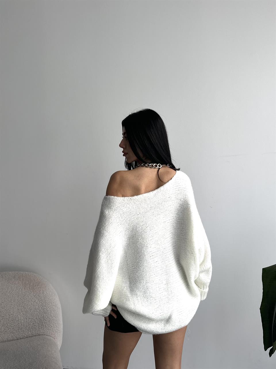 Düşük Omuz Salaş Beyaz Triko Kazak