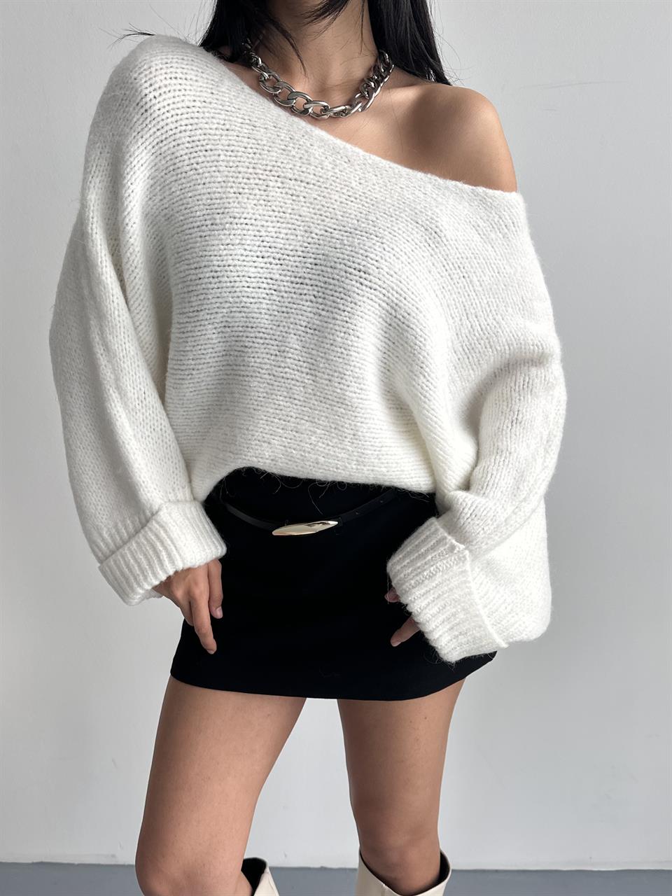 Düşük Omuz Salaş Beyaz Triko Kazak