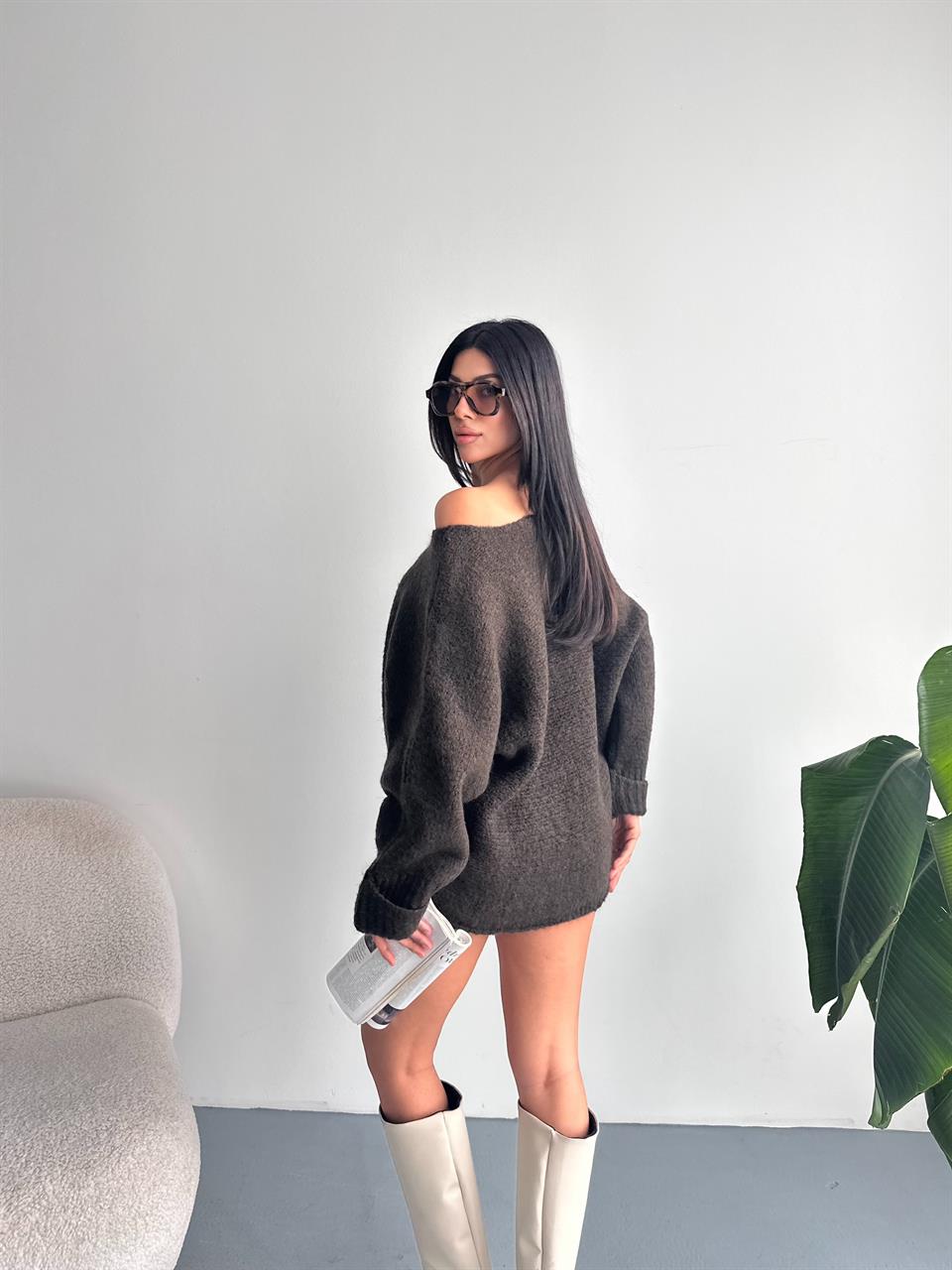 Düşük Omuz Salaş Kahverengi Triko Kazak