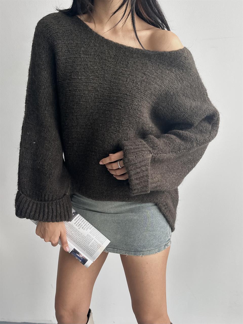 Düşük Omuz Salaş Kahverengi Triko Kazak