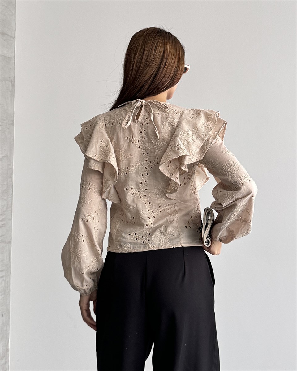 Fisto İşlemeli Bej Gömlek Bluz