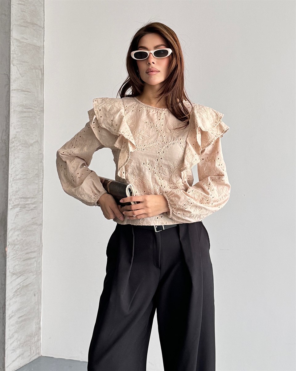 Fisto İşlemeli Bej Gömlek Bluz