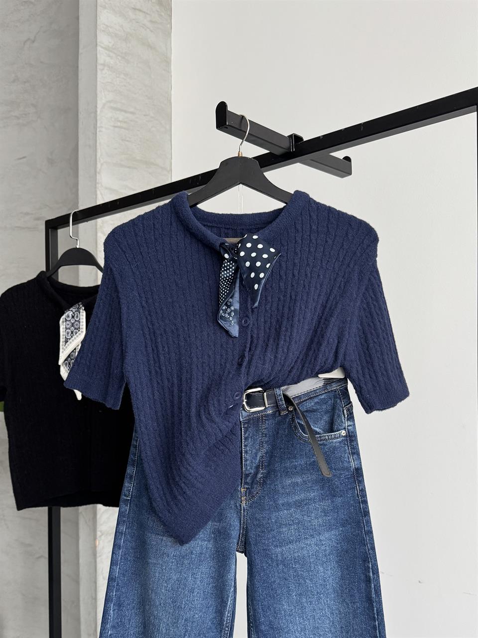 Fular Detaylı Lacivert Triko Kazak